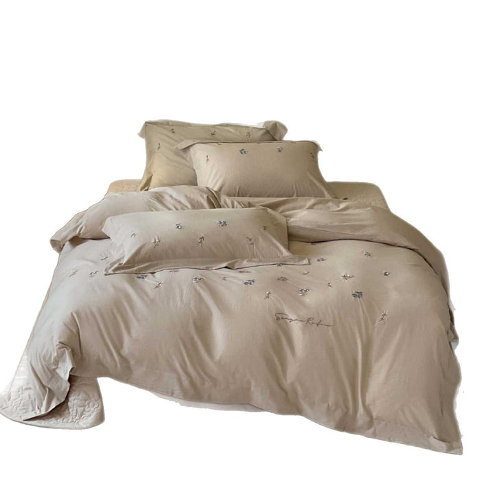 Bedding set made of soft cotton satin with delicate floral embroidery