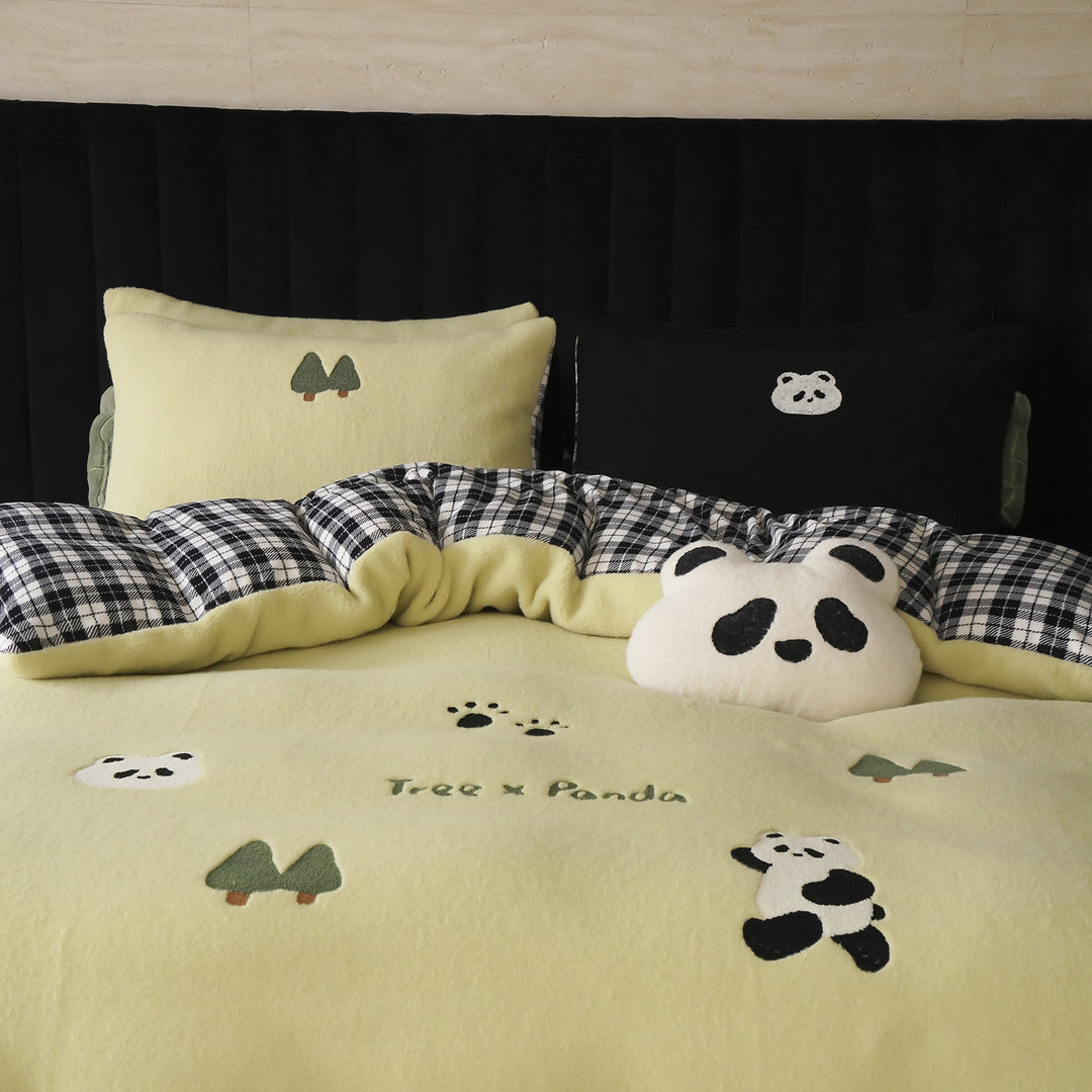 Bedding set with embroidered puppy motifs and soft fleece