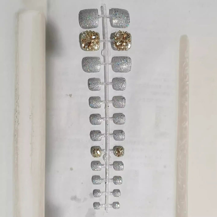 Glamorous Rhinestone-Decorated Press-On Nail Set Stornfield