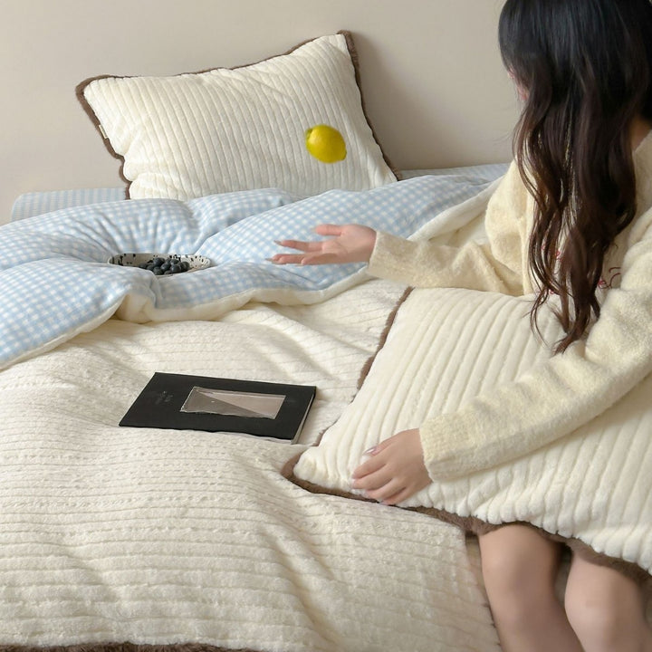 Quilted plush bedding set with ribbed velvet structure and contrasting piping