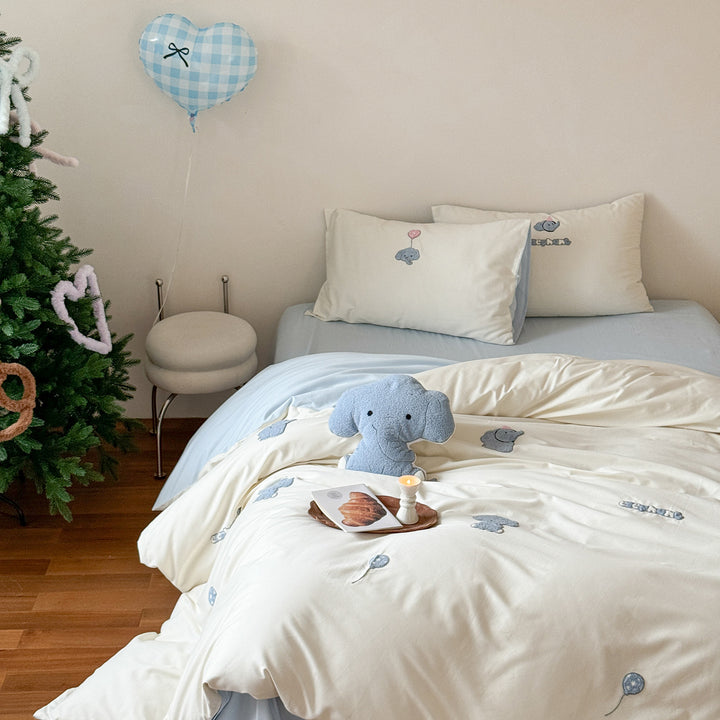 Reversible cotton satin bed linen set with embroidered fluffy dog appliqués and extra soft finish