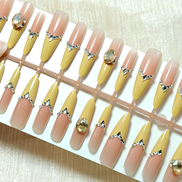 Artificial nails with elegant 3D applications and glitter Stornfield