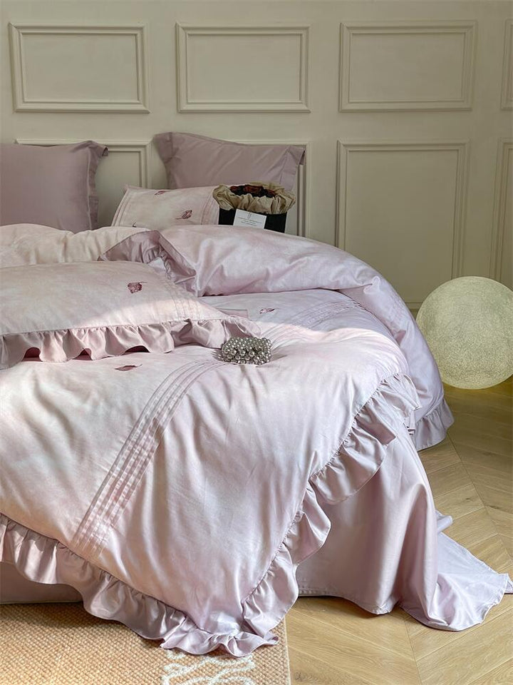 Cotton satin bed linen set with subtly embroidered leaves and a silky-matte surface