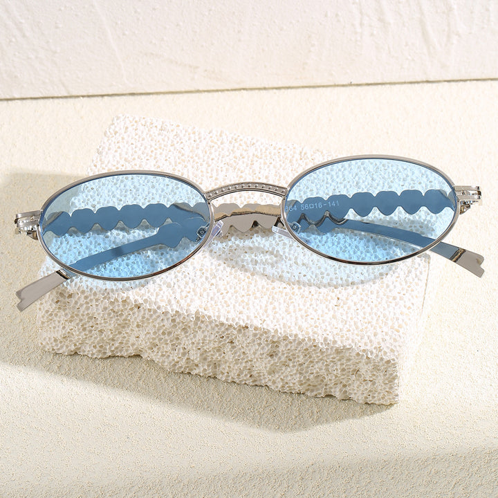 Fashionable sunglasses with oval frame and luxurious accent Stornfield
