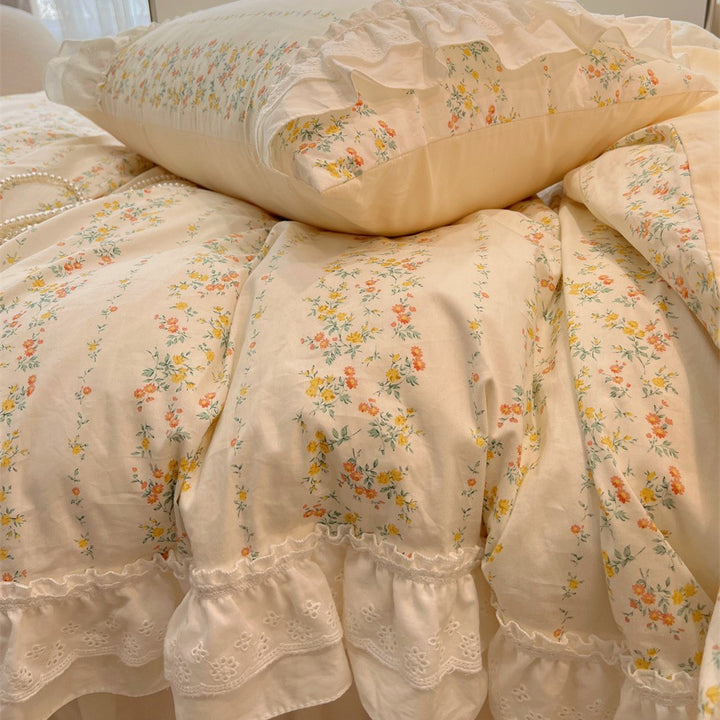 Romantic bedding set with lace ruffle, frills and fine rose stripe