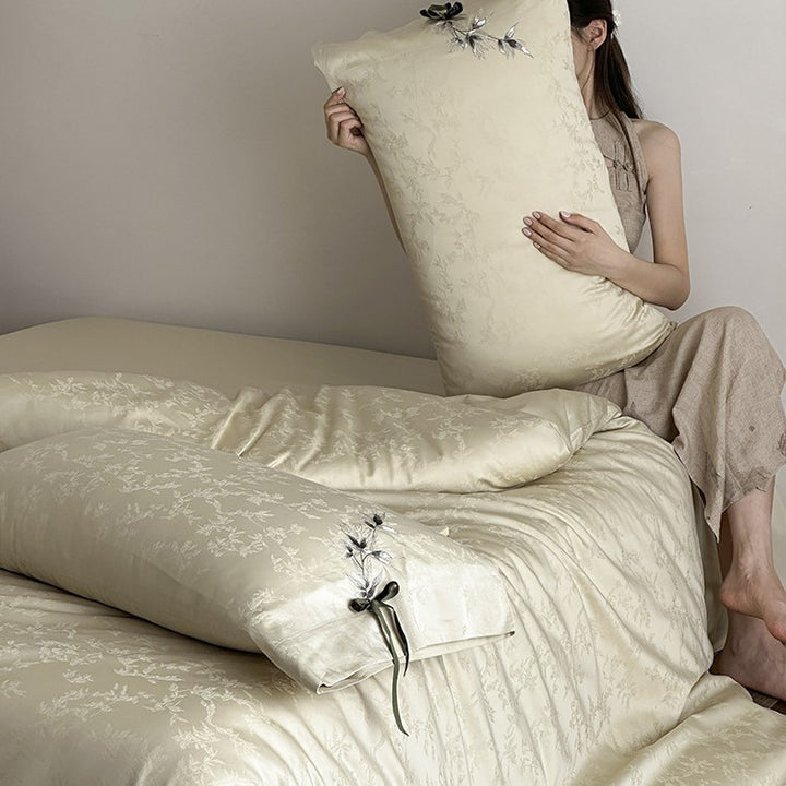 Jacquard-Satin bedding set with floral appliqué and decorative bow