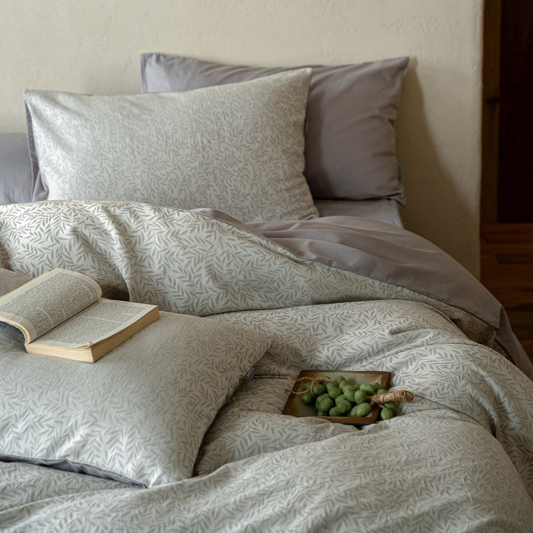 Duvet cover set made of cotton Renforcé with fine Toile flower pattern and extra soft jersey fitted sheet