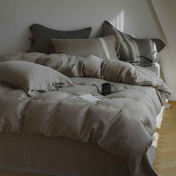 Bedding set made of finely woven cotton satin with ties, fitted sheet, and quilted blanket