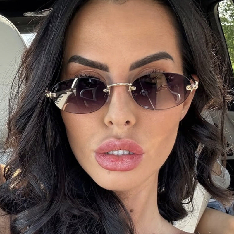 Women's fashion sunglasses with oval frame and elegant accents Stornfield