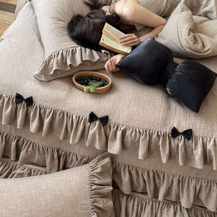 Ruffled bedding set in linen look with reversible pillowcase