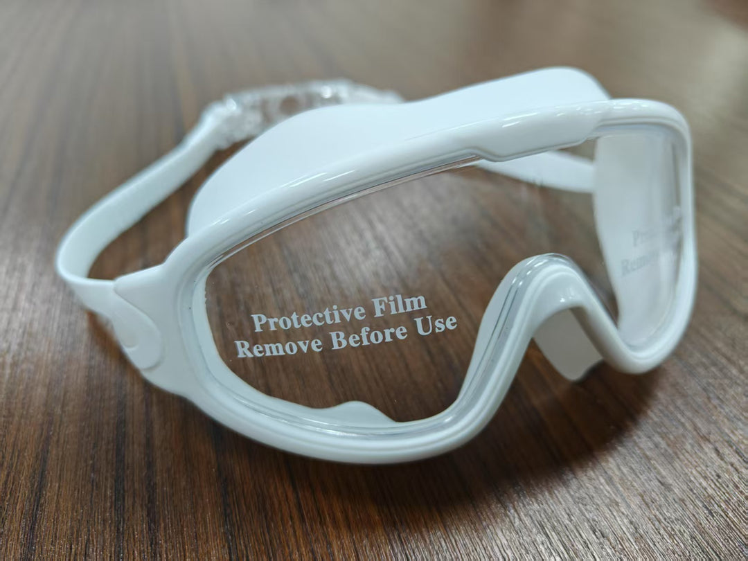 Diving mask with wide field of view and magnet holder Stornfield