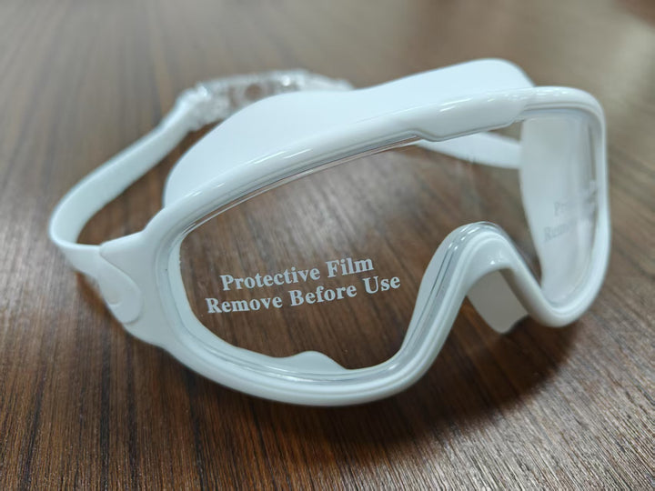 Diving mask with wide field of view and magnet holder Stornfield