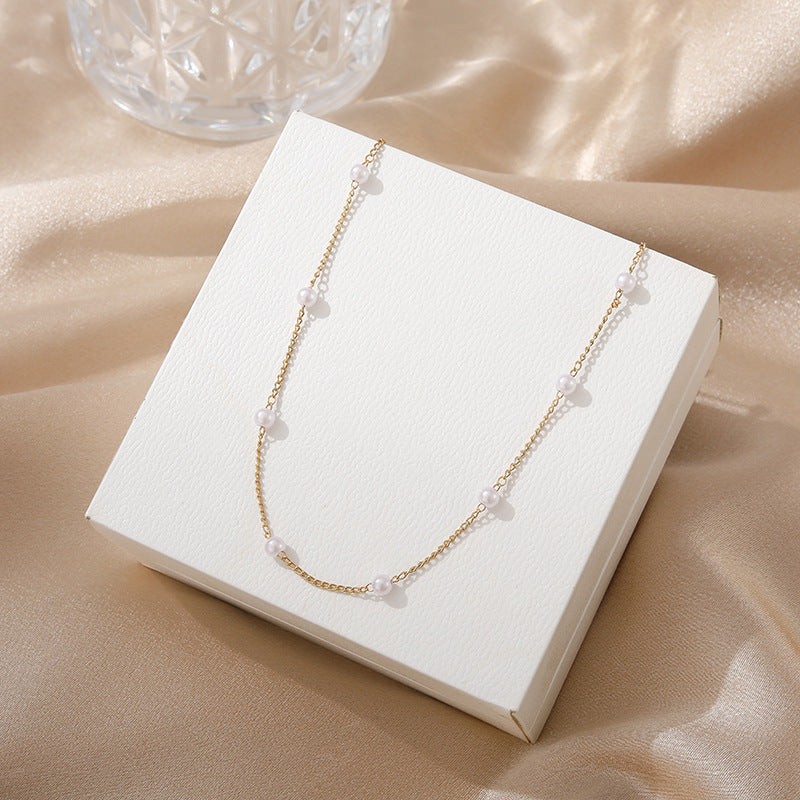 Delicate Pearl Necklace with Fine Gold Stand Stornfield