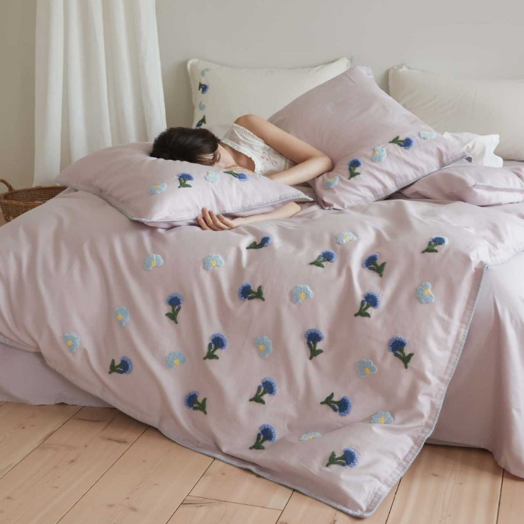 Hand-Embroidered Blue Daisy Cotton-Sateen Duvet Cover Set with Scalloped Trim and Matching Pillow Shams
