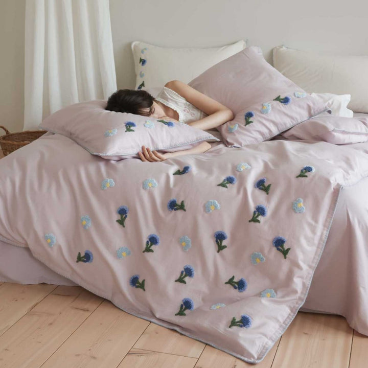 Hand-Embroidered Blue Daisy Cotton-Sateen Duvet Cover Set with Scalloped Trim and Matching Pillow Shams