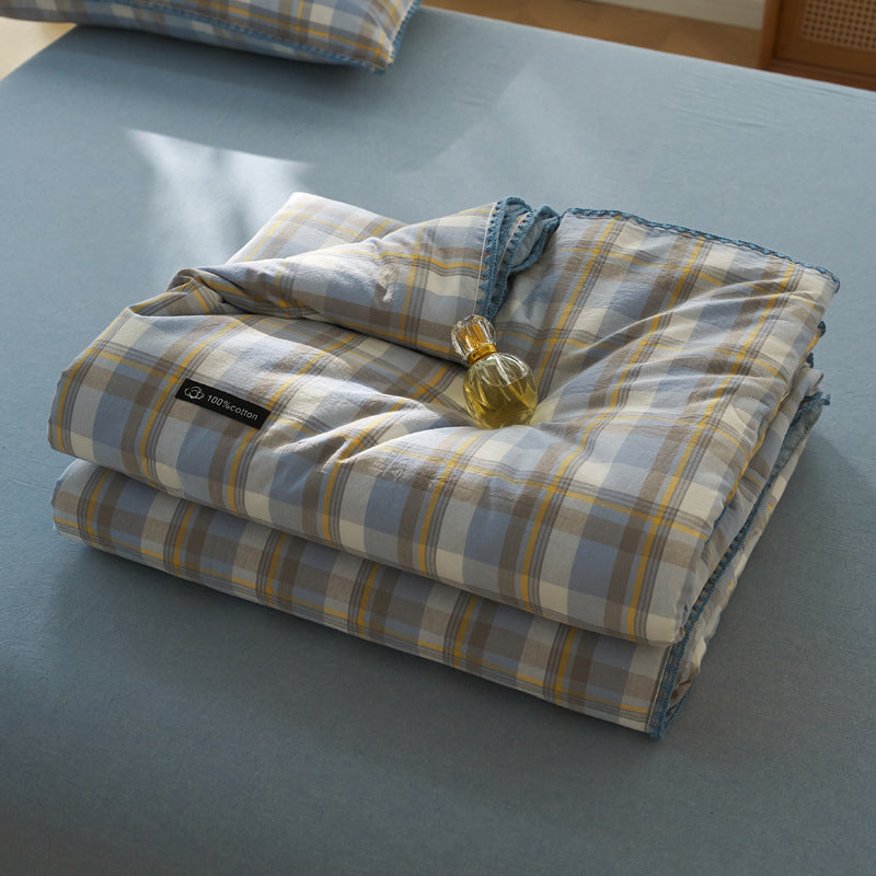 All-season quilted comforter made of pure cotton with a fine trim