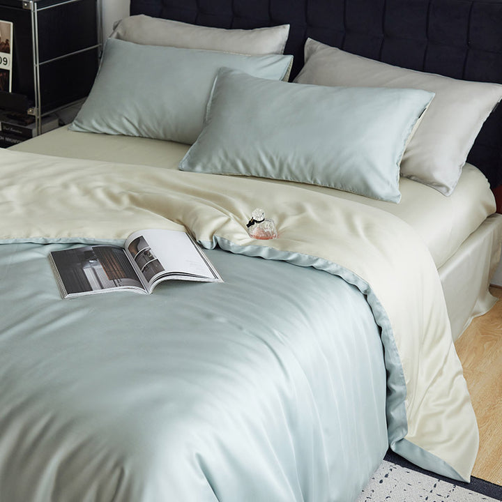 Reversible bedding set made of cotton satin with a silky feel and subtle quilted border