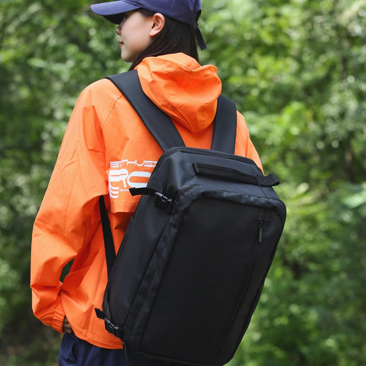 Practical shoulder bag with versatile compartments Stornfield
