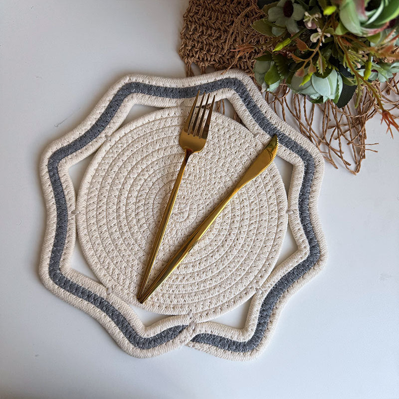Braided cotton placemat with wavy edge and decorative contrast border