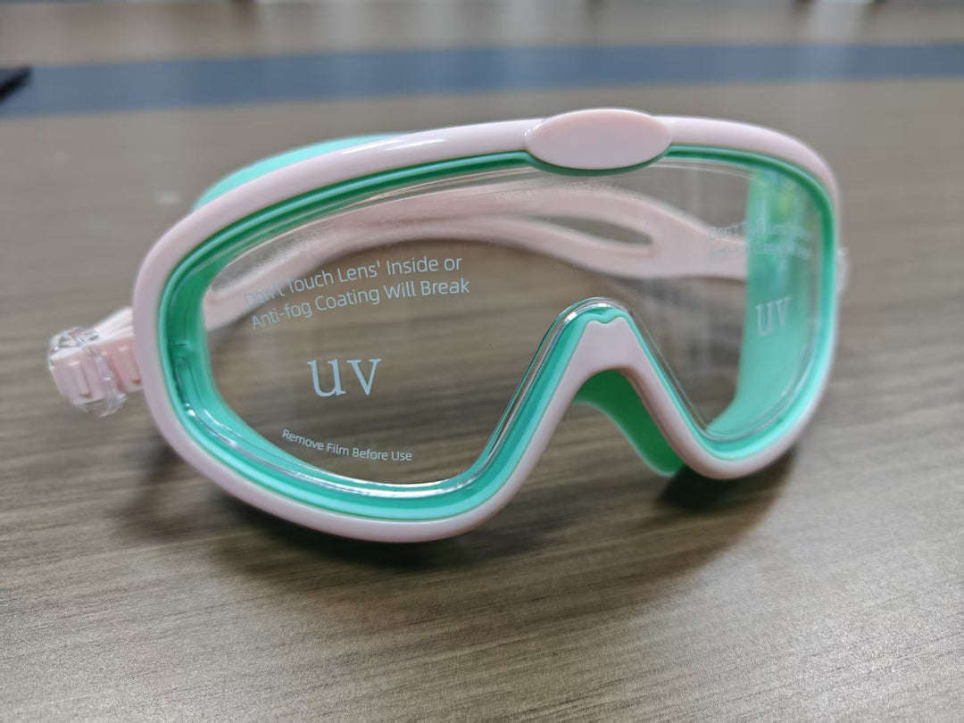 Swimming mask with wide field of vision and UV protection Stornfield