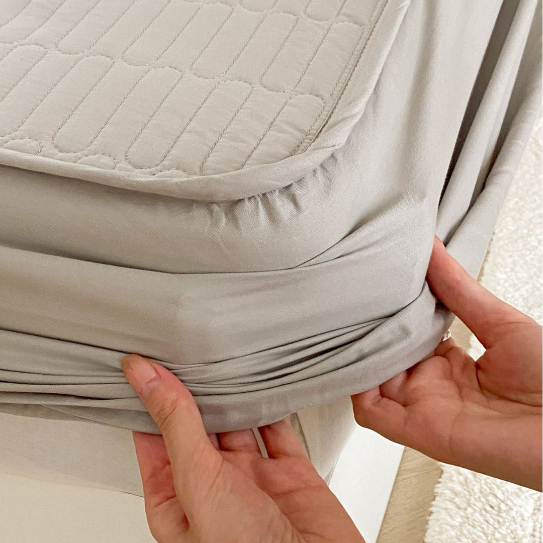 Padded mattress protector with fine quilted texture and all-round elastic band