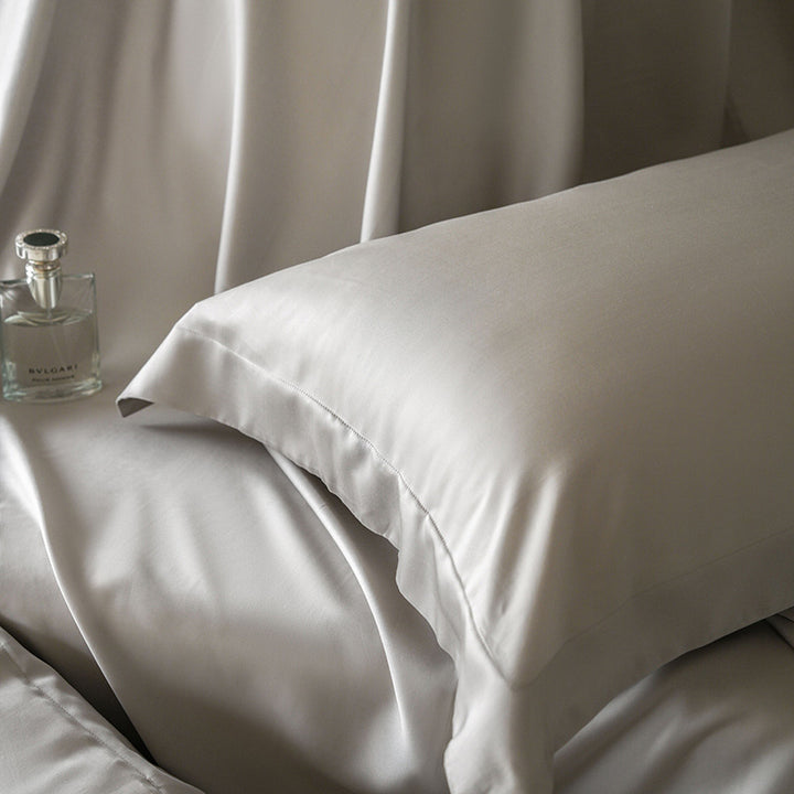 Satin pillowcase set made of combed cotton satin with a silky sheen and fine piping
