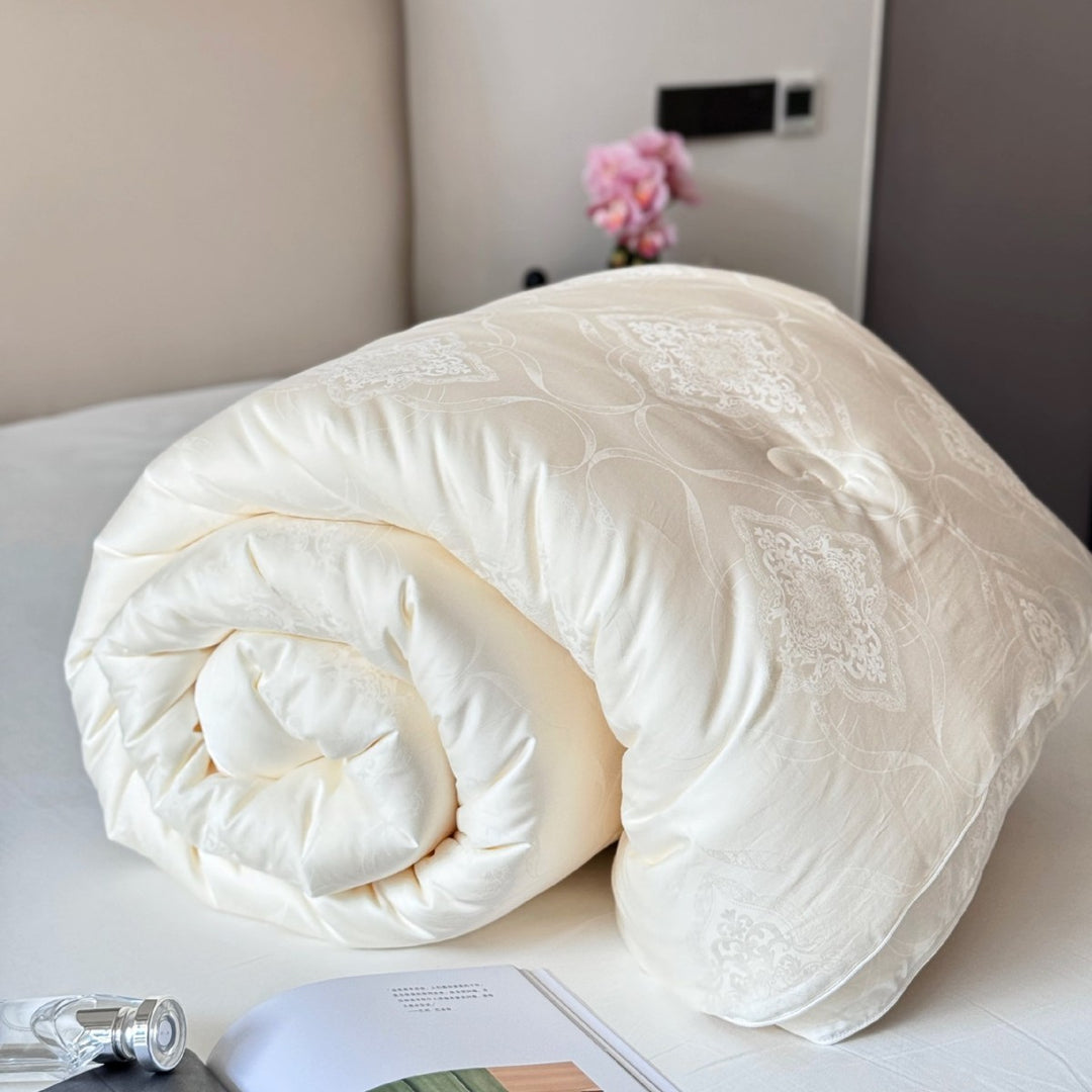 Lightweight all-season quilt with jacquard pattern and breathable fiber filling