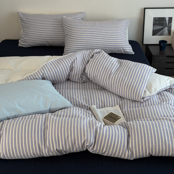 Bedding set in timeless pinstripe design made of breathable cotton percale