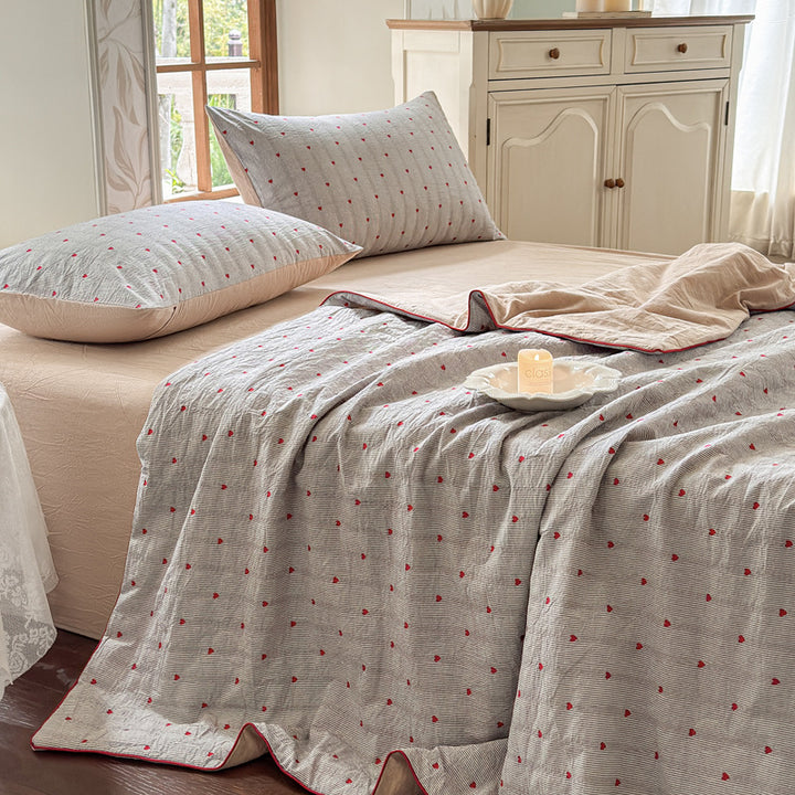 Quilt set in quilted cotton muslin with reversible function, delicate floral print and matching fitted sheet
