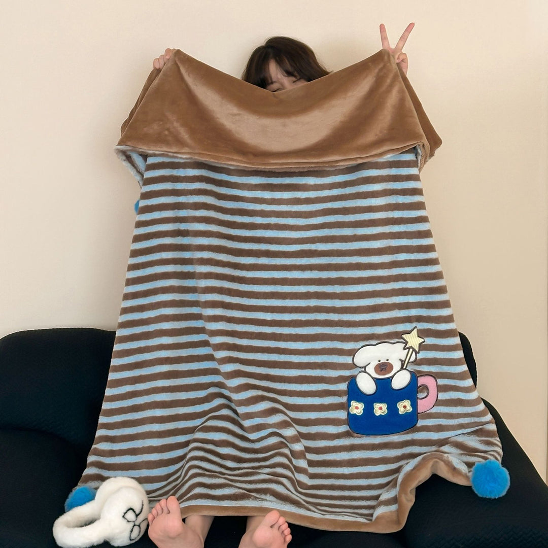 Reversible cuddly blanket made of teddy fleece and microfleece with floral pattern and fastening straps