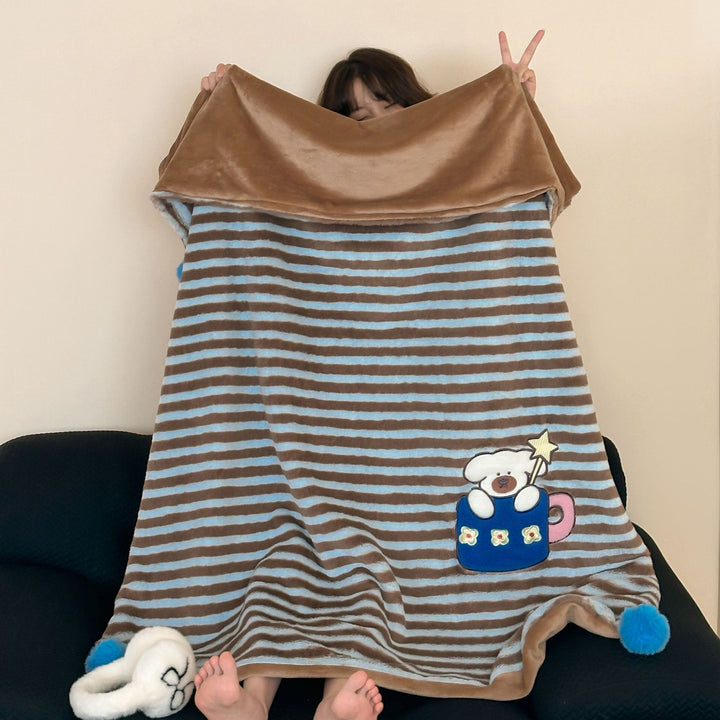 Reversible cuddly blanket made of teddy fleece and microfleece with floral pattern and fastening straps