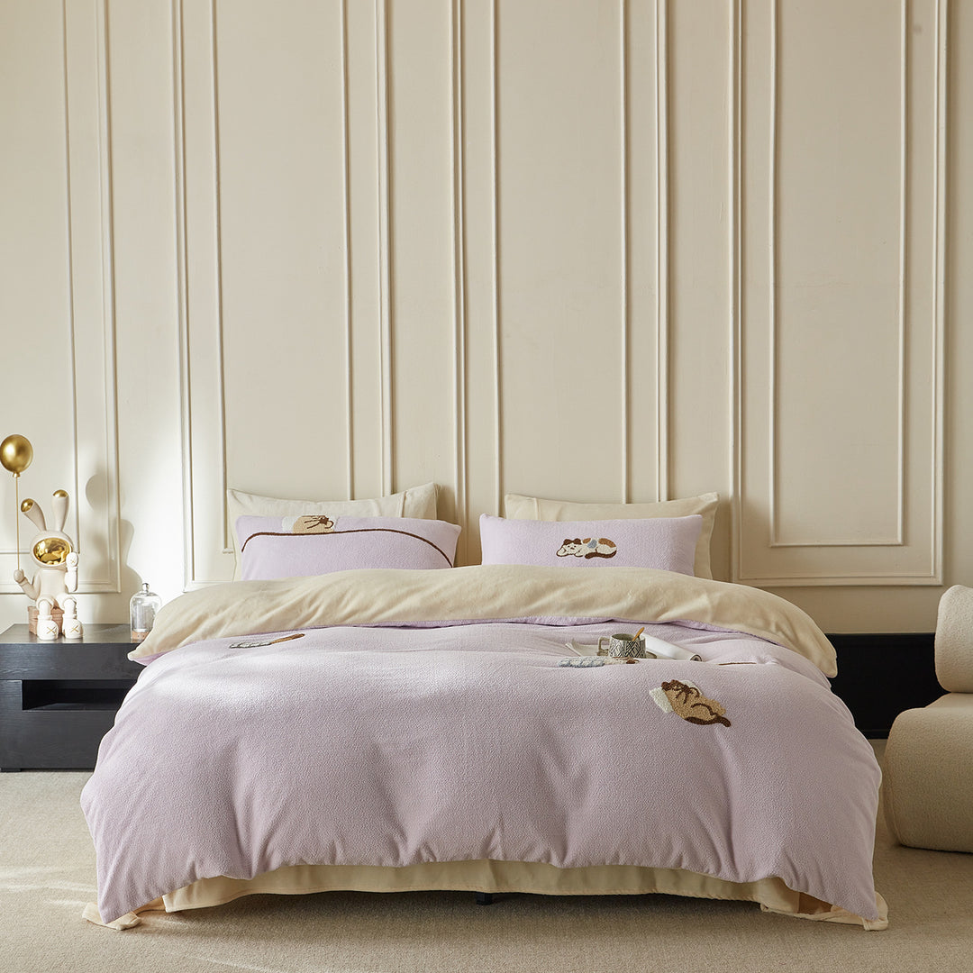 Reversible Sherpa bedding set with embroidered dog motifs