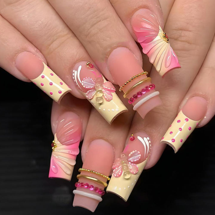 Artificial nail set with romantic flowers and playful accents Stornfield