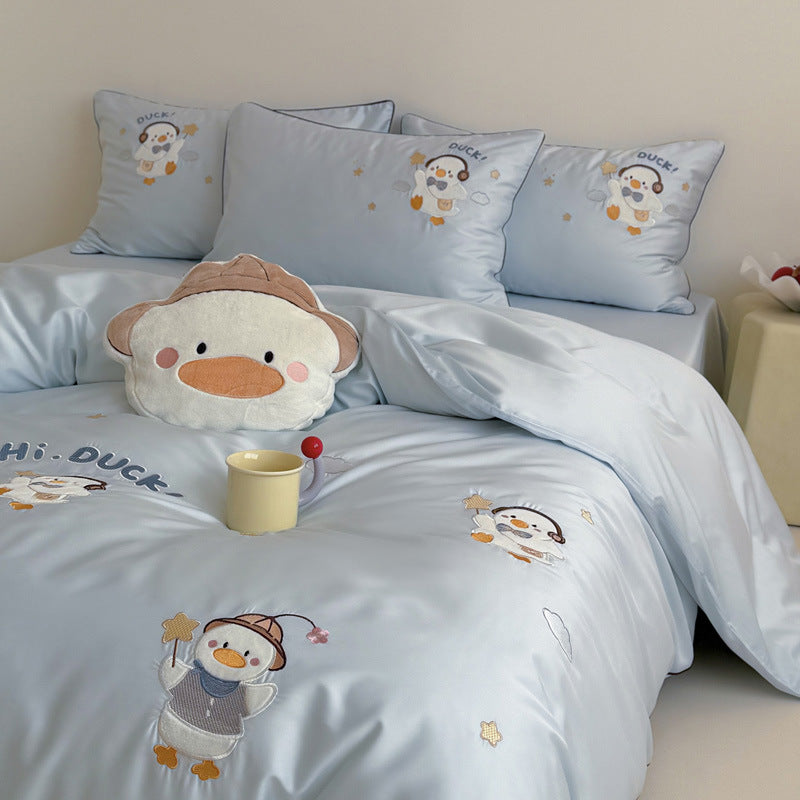 Children's bedding set made of cotton satin with stitched duck appliqués and fitted sheet