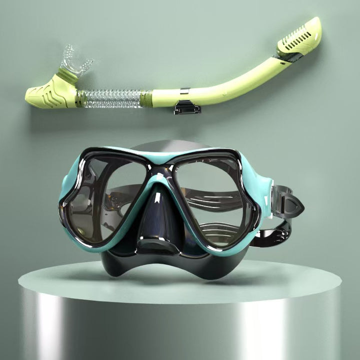 Diving mask with ergonomic design and a flexible snorkel Stornfield