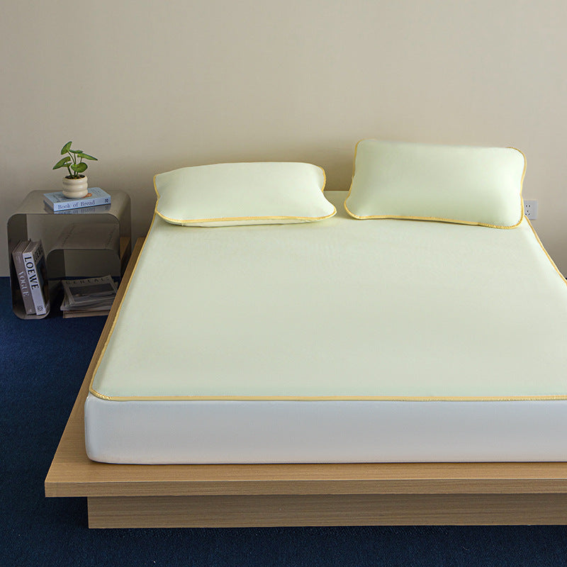 Breathable mattress protector with extra deep all-round side and fine piping