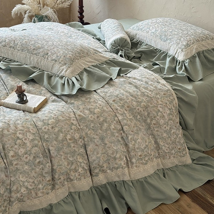 Bedding and bedspread set