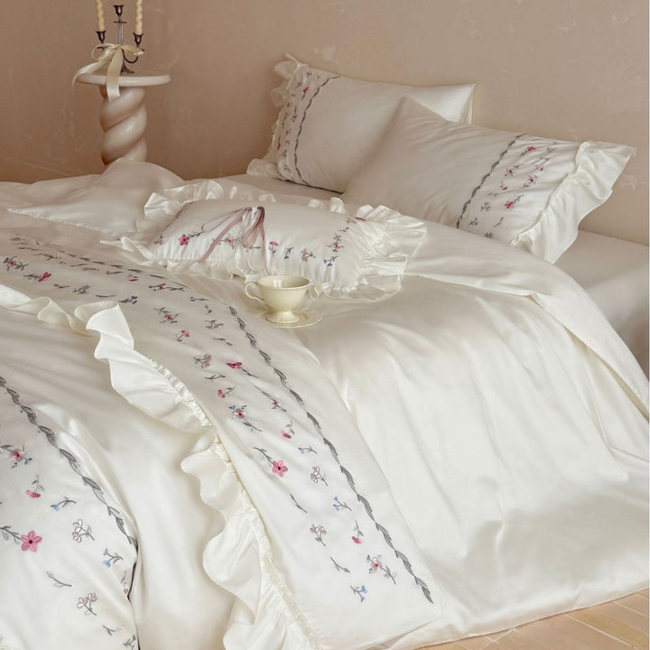 Bedding set with ruffle, delicate floral embroidery and satin cotton look