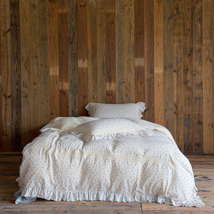 Bedding set made of cotton-linen with ruffled hem and lace decoration
