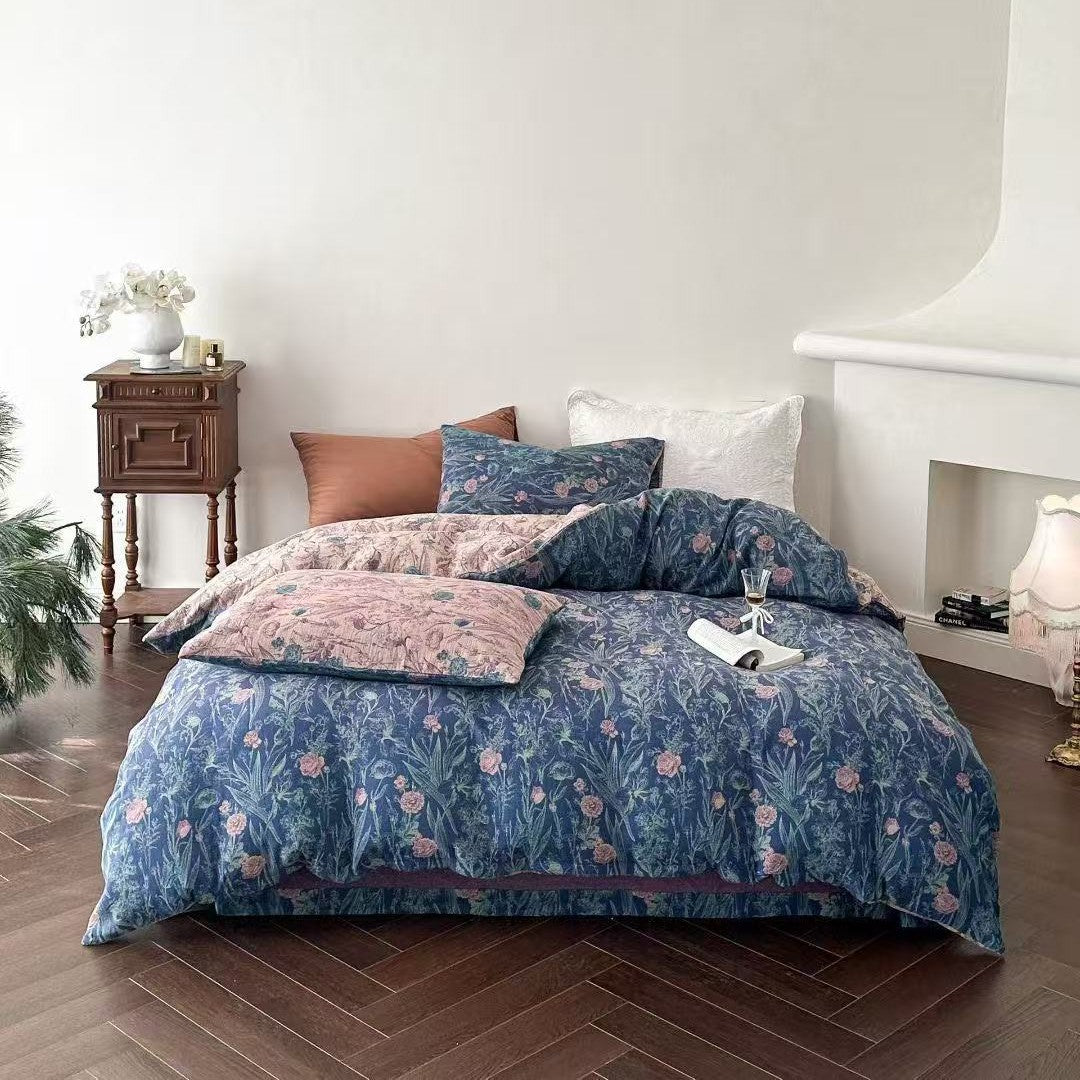 Reversible bedding set made of cotton-linen with delicate floral print and quilted blanket