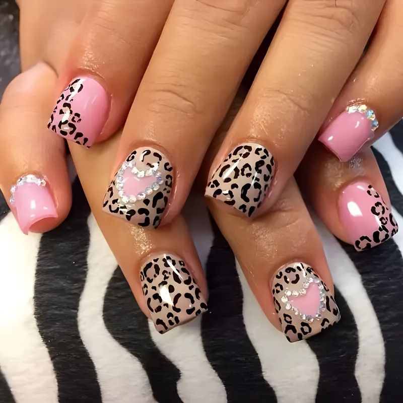 Elegant Artificial Nail Tips with Gold Accents Stornfield