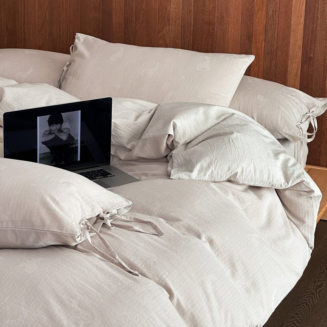 Reversible bedding set made of cotton-linen with a sketched sheep pattern and decorative ties