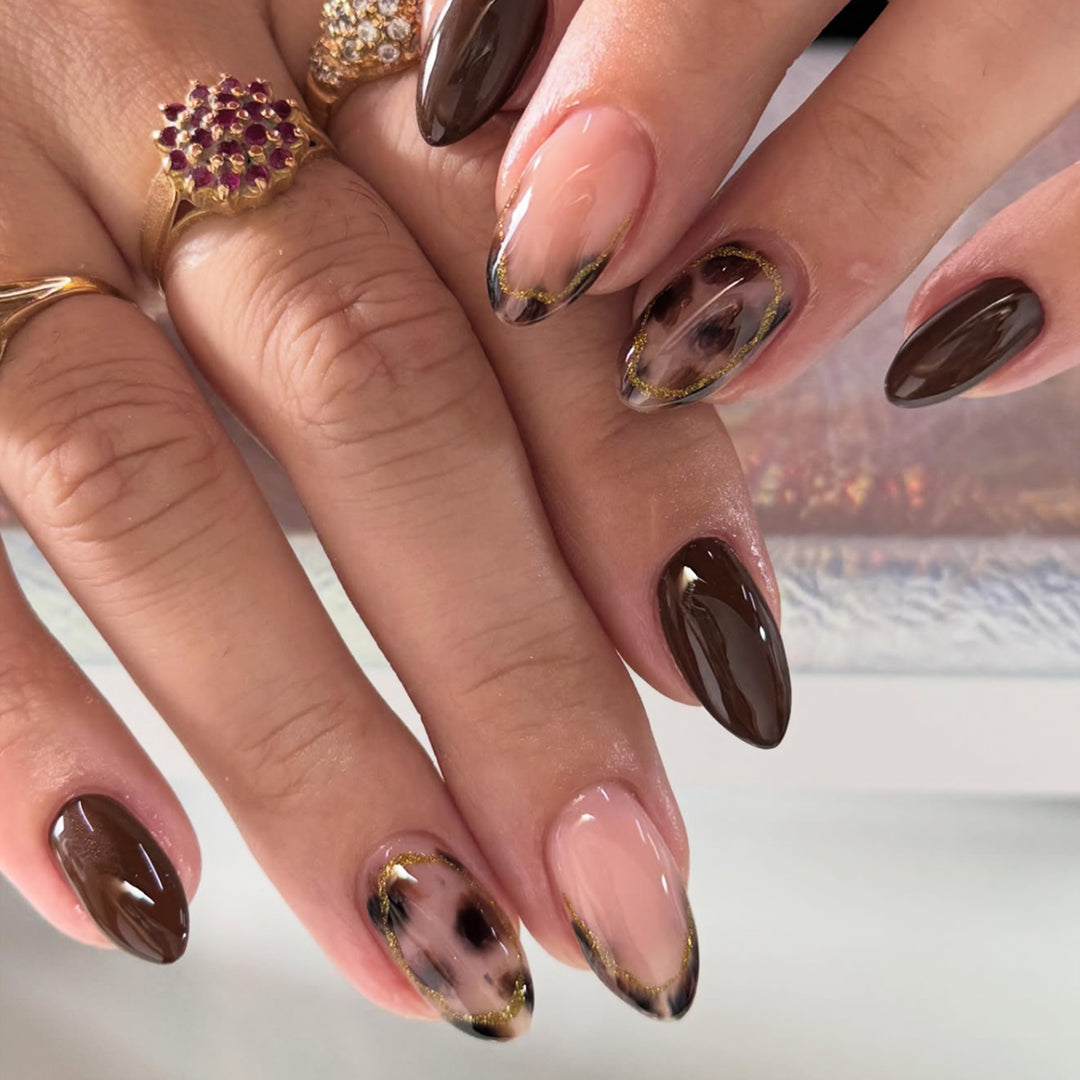 Artificial nail art with elegant accents Stornfield