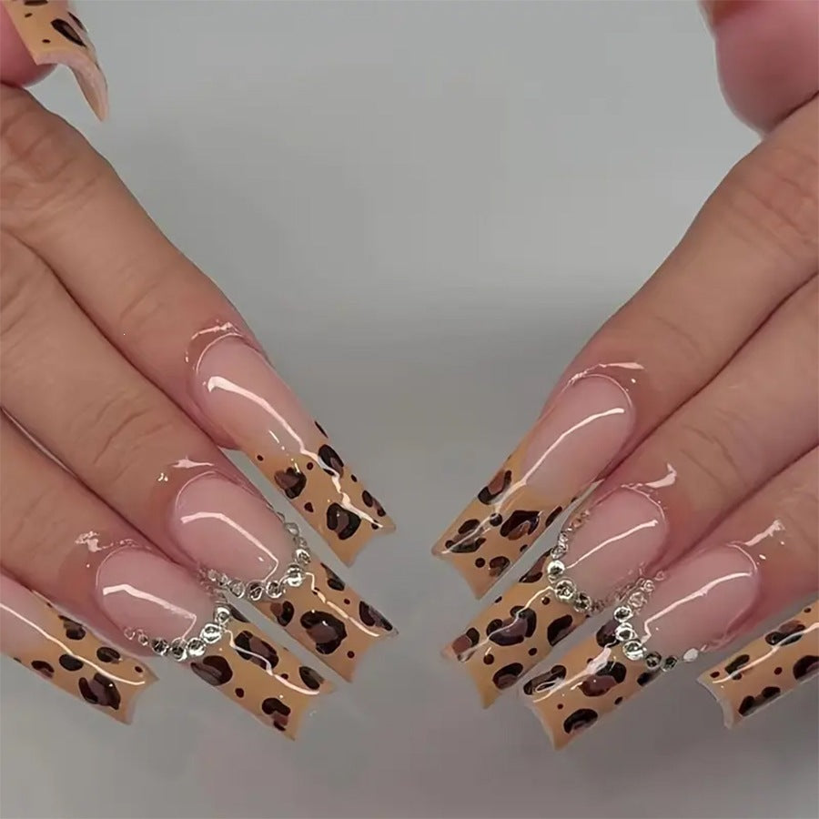 Artificial nail set with luxurious leopard pattern and elegant accents Stornfield