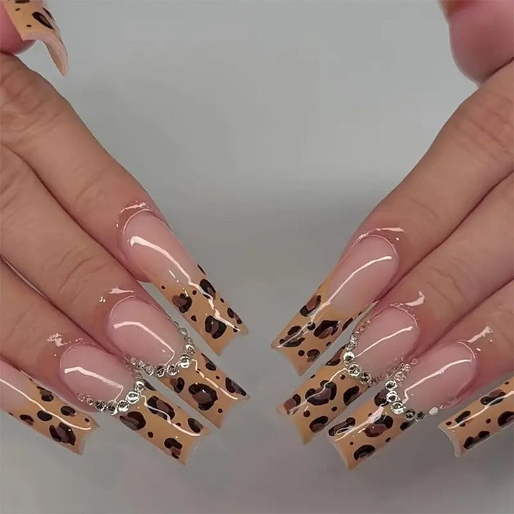 Artificial nail set with luxurious leopard pattern and elegant accents Stornfield