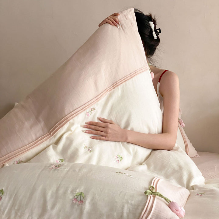 Bedding set made of cotton satin with fine tulip embroidery and quilted bedspread