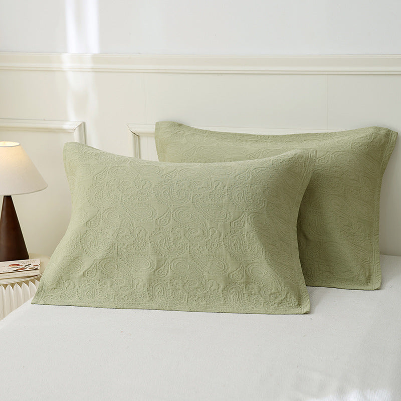 Quilted pillowcase set with paisley relief texture made from breathable cotton blend