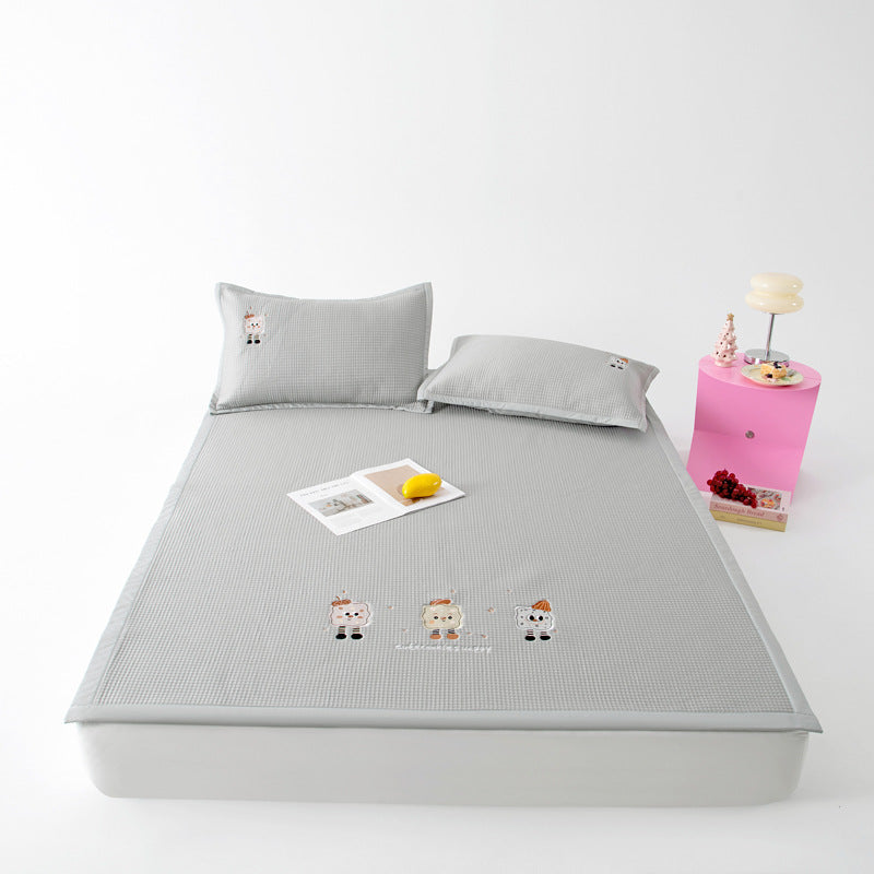 Children's mattress topper with non-slip underside, breathable waffle structure & embroidered animal motifs