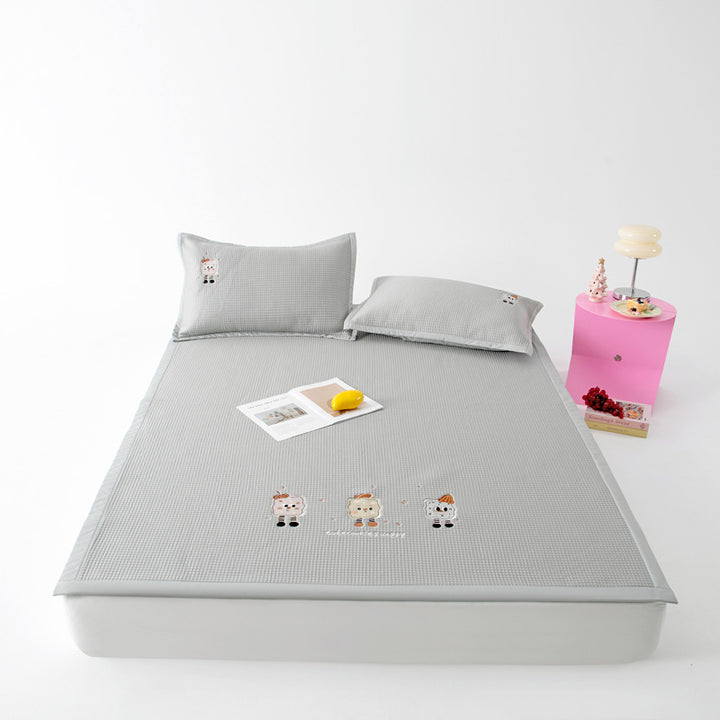 Children's mattress topper with non-slip underside, breathable waffle structure & embroidered animal motifs