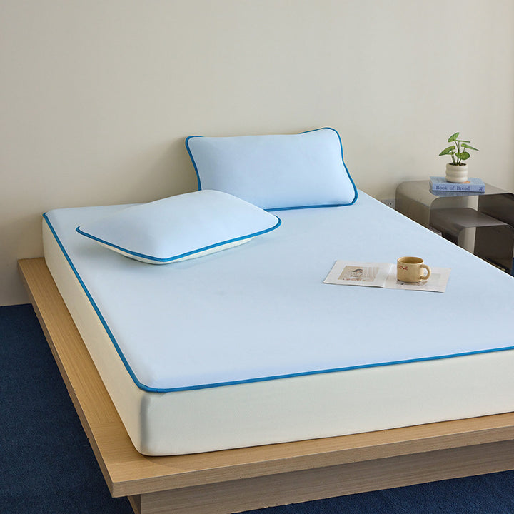 Breathable mattress protector with extra deep all-round side and fine piping